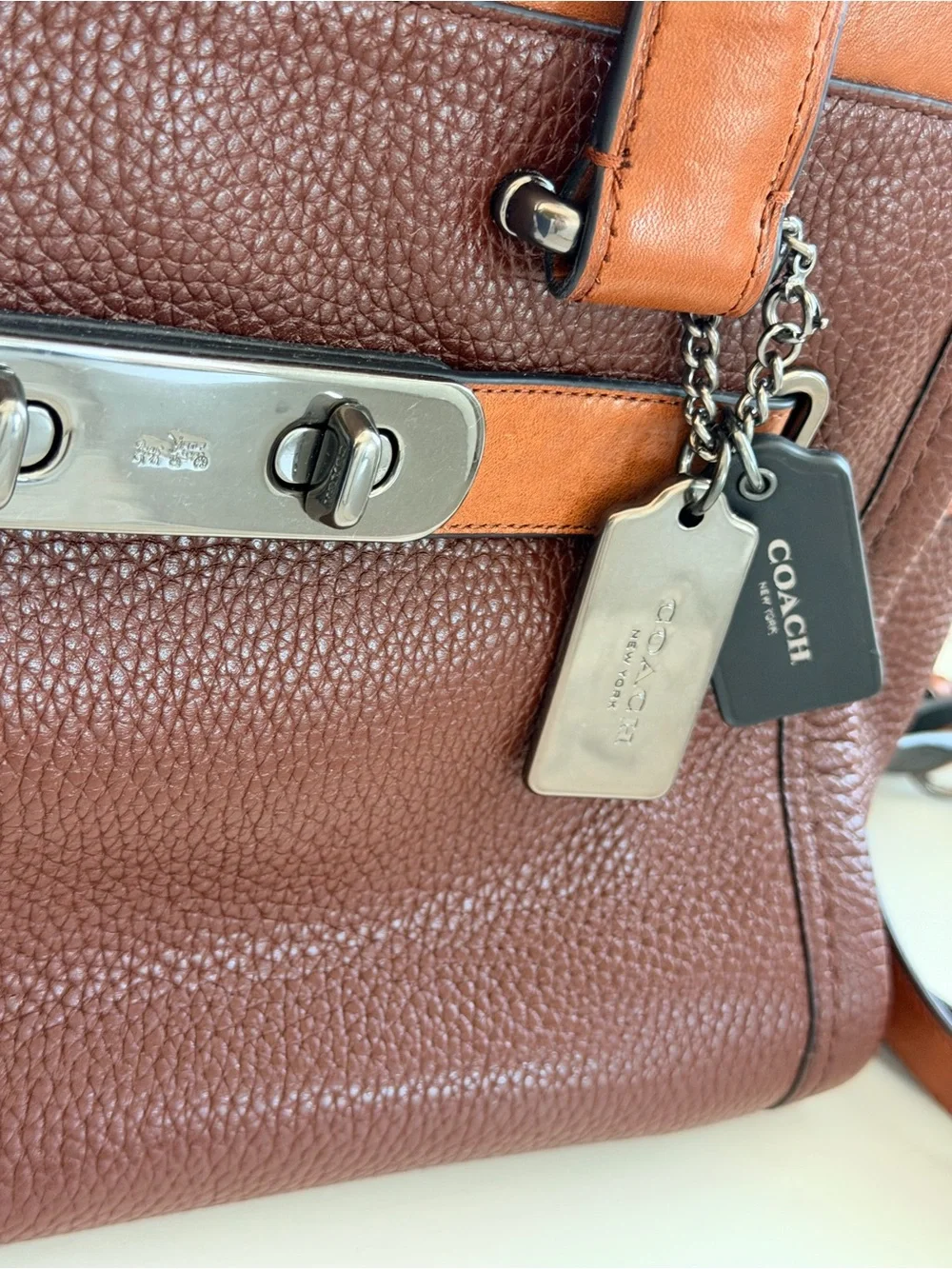 🧉Coach Color Block Swagger Carryall Leather Bag🧉